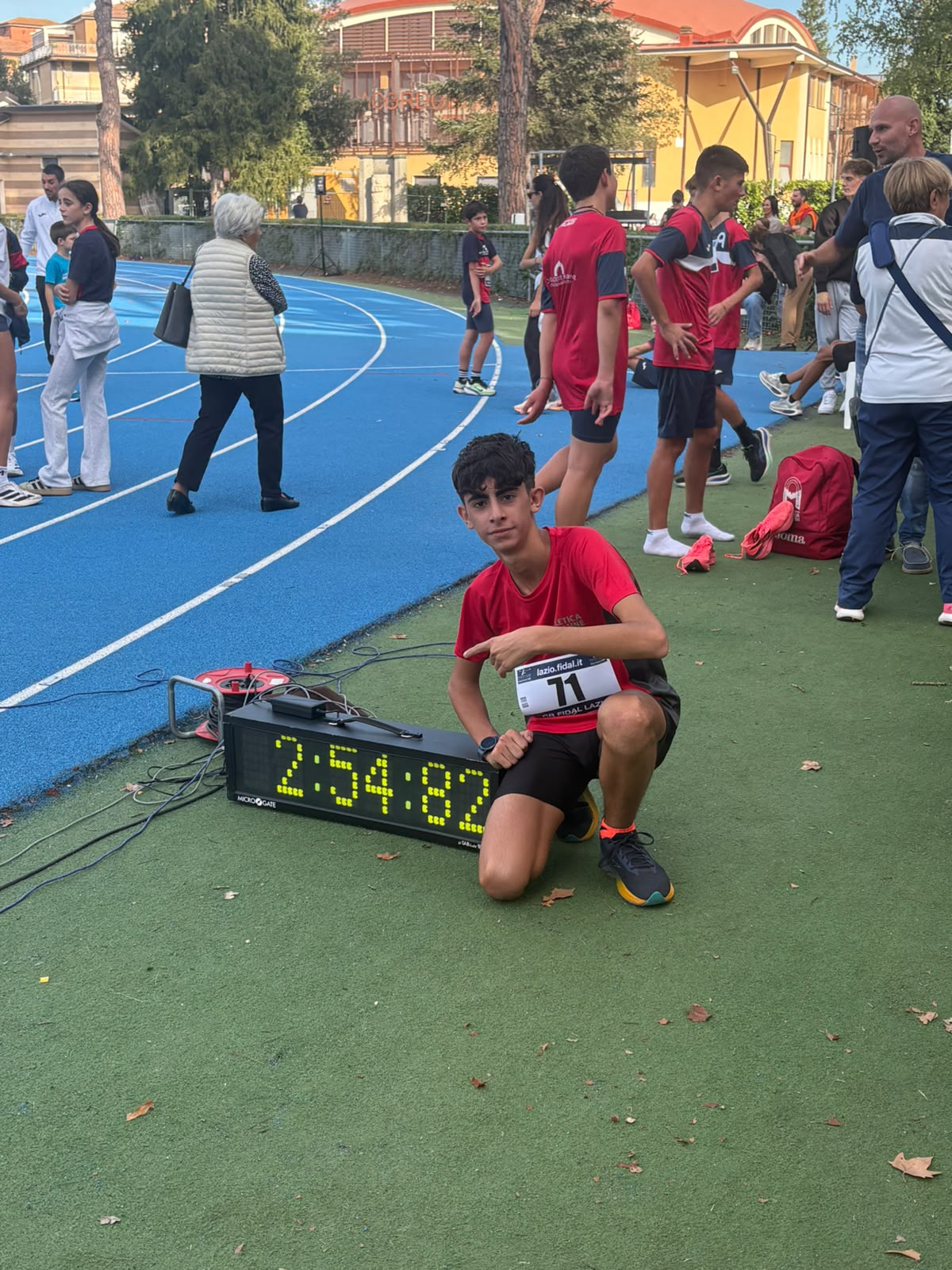 Alessio Frattegiani con il display del suo tempo sui 1.000mt poi corretto in 2'54"79